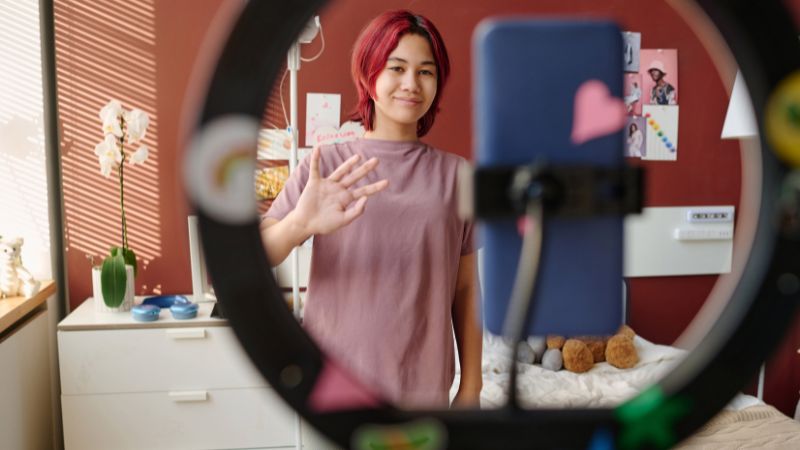 Bóc tách các thủ đoạn thao túng tâm lý từ phiên livestream bán hàng