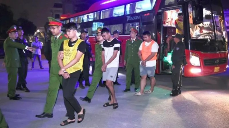 Lực lượng chức năng tiến hành áp giải các đối tượng về trụ sở Công an tỉnh Tuyên Quang để lấy lời khai