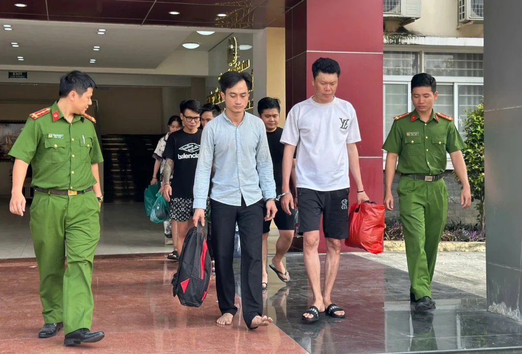 Các đối tượng cất giấu ma túy tinh vi bên trong các hộp thức ăn dành cho thú cưng