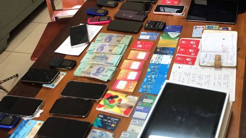 Tang vật là hàng loạt điện thoại và kịch bản gọi điện bị thu giữ